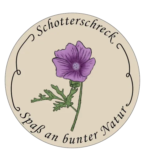 Zentral im Logo steht eine violette Malvenblüte mit grünen Blättern, die Alec detailreich von Hand gezeichnet hat. Die Blume ist von einem beigen, ovalen Hintergrund umgeben. Am oberen Rand steht in geschwungener Schrift 'Schotterschreck', am unteren Rand 'Spaß an bunter Natur'.
