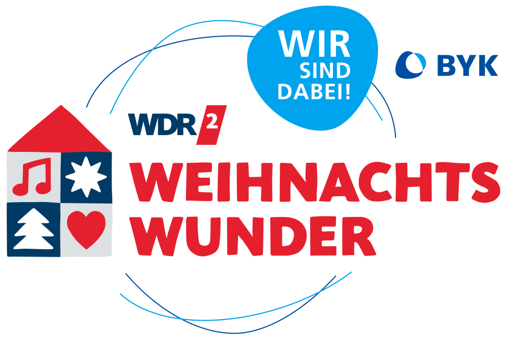 Zentral steht der Schriftzug 'WEIHNACHTS WUNDER' in großen, roten Großbuchstaben. Darüber befindet sich das WDR2-Logo in Blau und Rot. Links ist ein stilisiertes Haus mit rotem Dach, weißer Fassade und blauen sowie roten grafischen Elementen zu sehen. Rechts oben steht in einer blauen Sprechblase 'WIR SIND DABEI!!'. Daneben ist das BYK-Logo mit Schriftzug und Symbol abgebildet. Ein dünner, unregelmäßiger Kreis in Blau umrahmt die zentralen Elemente.